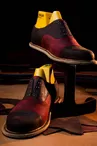 Exposition de chaussures artisanales